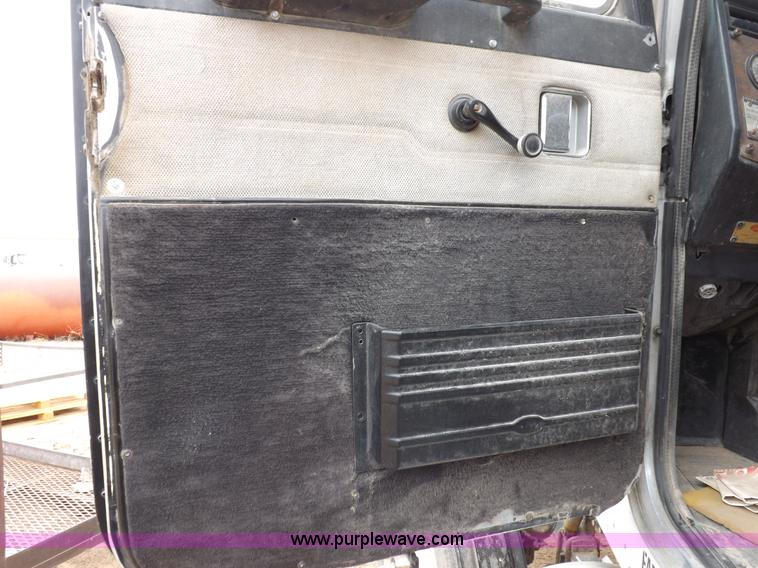 image for item H7200 1993 Peterbilt 379 semi truck