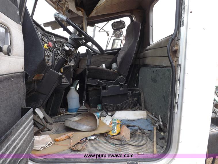 image for item H7200 1993 Peterbilt 379 semi truck