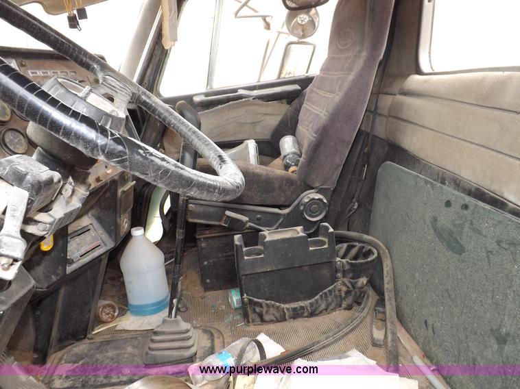 image for item H7200 1993 Peterbilt 379 semi truck