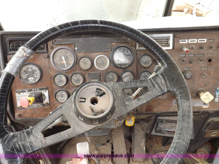 image for item H7200 1993 Peterbilt 379 semi truck