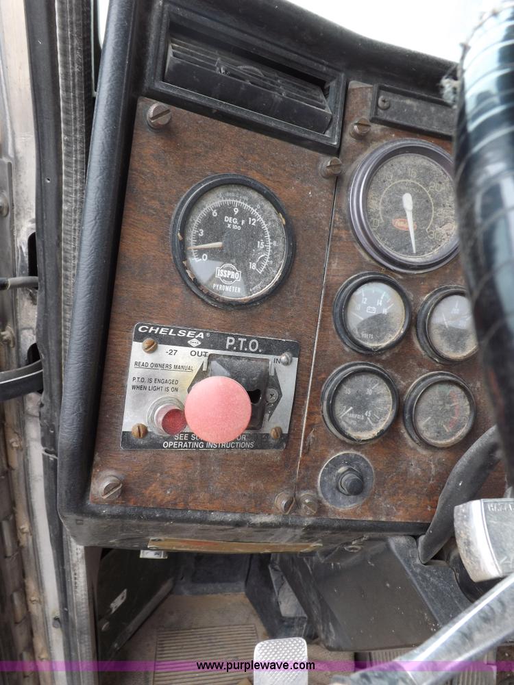 image for item H7200 1993 Peterbilt 379 semi truck