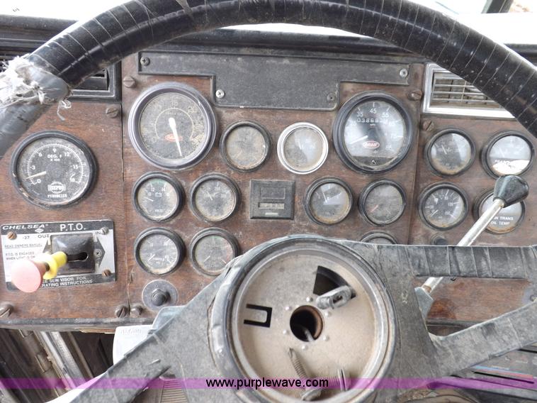 image for item H7200 1993 Peterbilt 379 semi truck