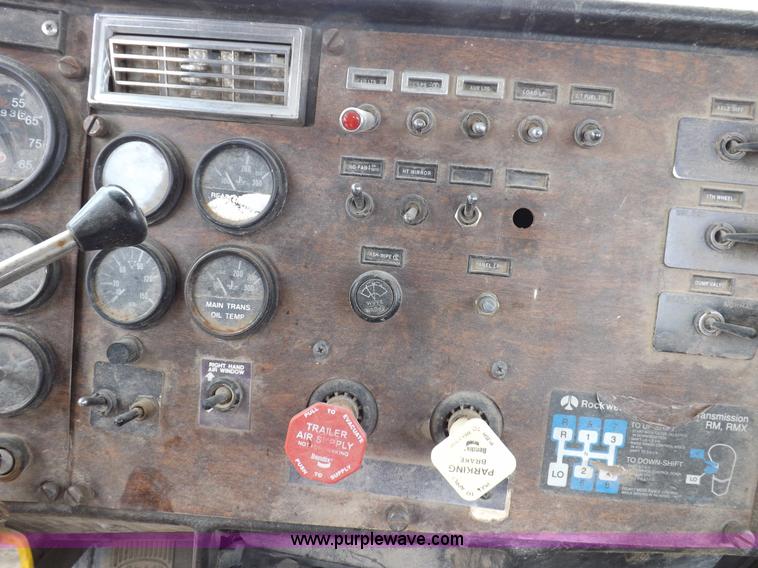 image for item H7200 1993 Peterbilt 379 semi truck