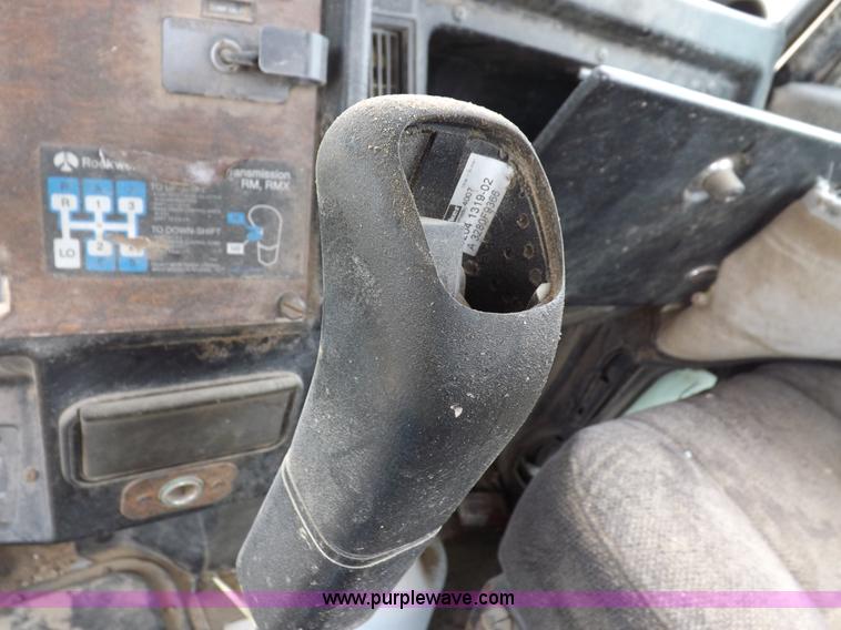 image for item H7200 1993 Peterbilt 379 semi truck