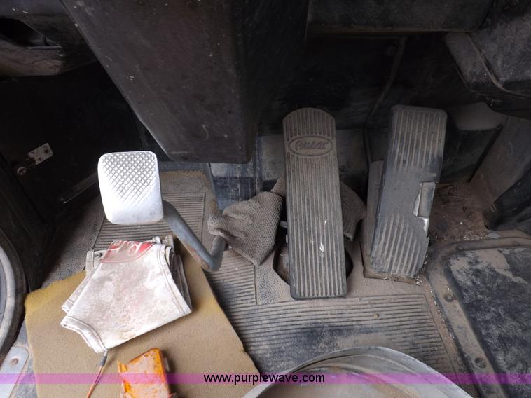 image for item H7200 1993 Peterbilt 379 semi truck