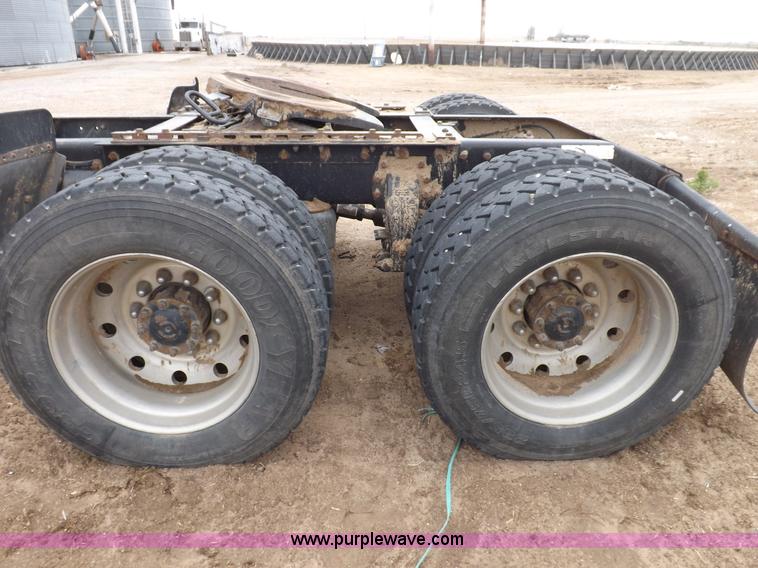 image for item H7200 1993 Peterbilt 379 semi truck