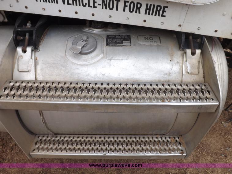 image for item H7200 1993 Peterbilt 379 semi truck