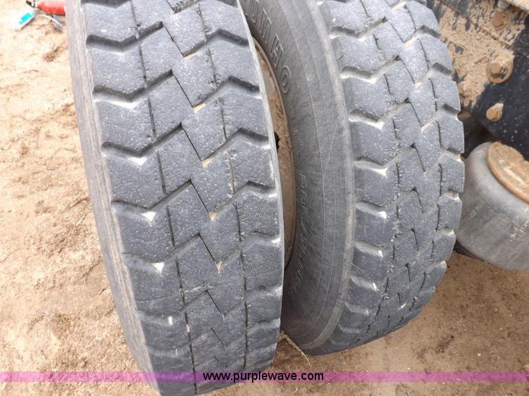 image for item H7200 1993 Peterbilt 379 semi truck