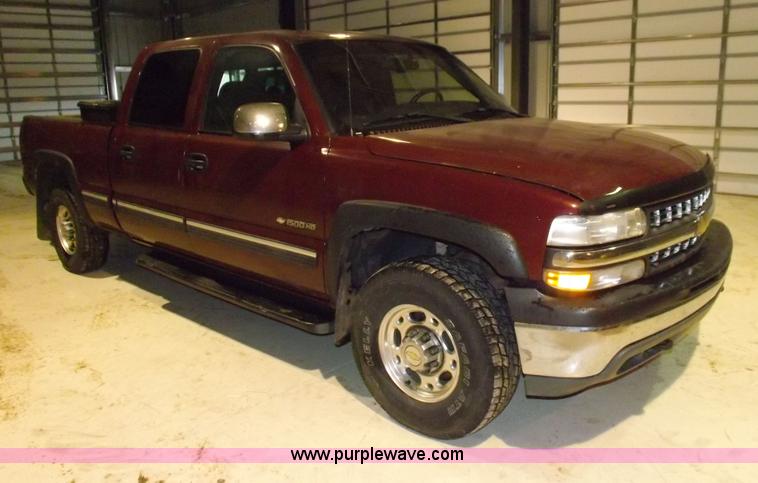 image for item H7201 2002 Chevrolet Silverado 1500HD Crew Cab pickup truck