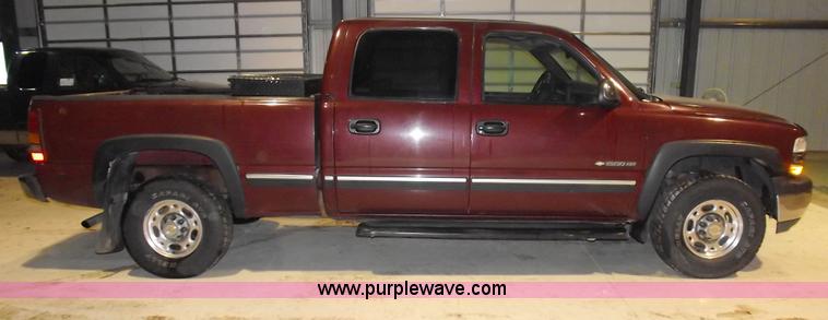 image for item H7201 2002 Chevrolet Silverado 1500HD Crew Cab pickup truck