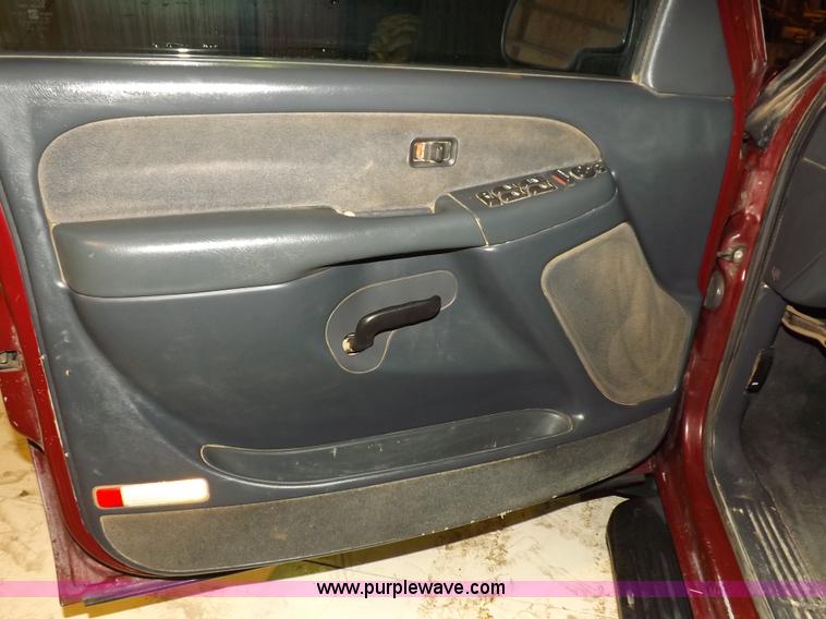 image for item H7201 2002 Chevrolet Silverado 1500HD Crew Cab pickup truck