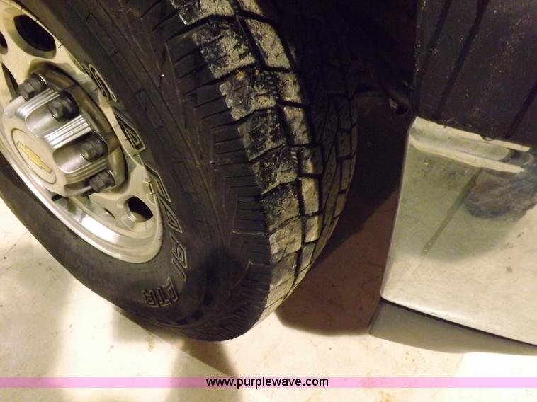 image for item H7201 2002 Chevrolet Silverado 1500HD Crew Cab pickup truck