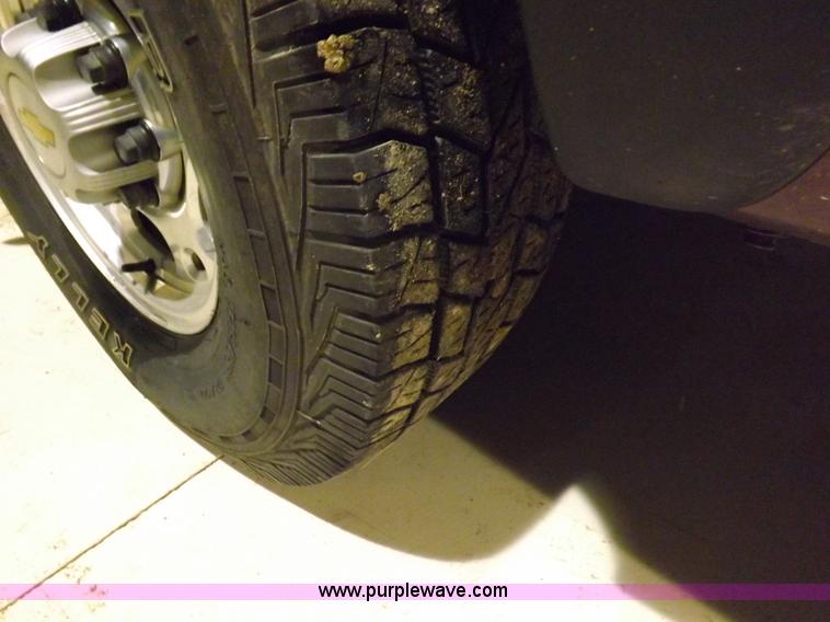 image for item H7201 2002 Chevrolet Silverado 1500HD Crew Cab pickup truck