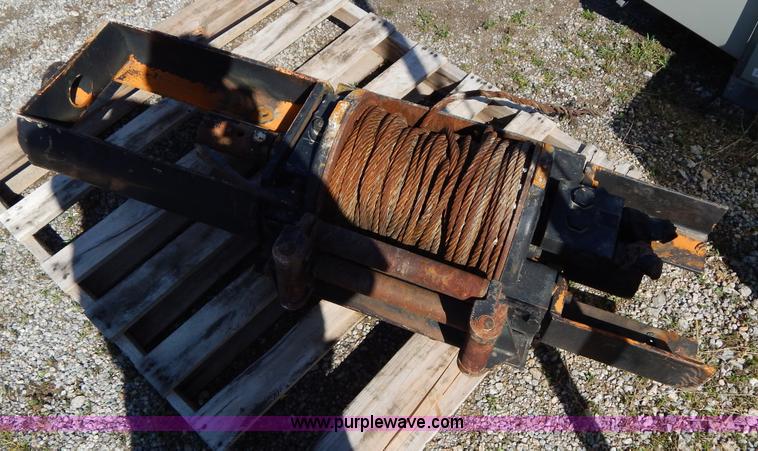 image for item V9909 Braden hydraulic driven winch