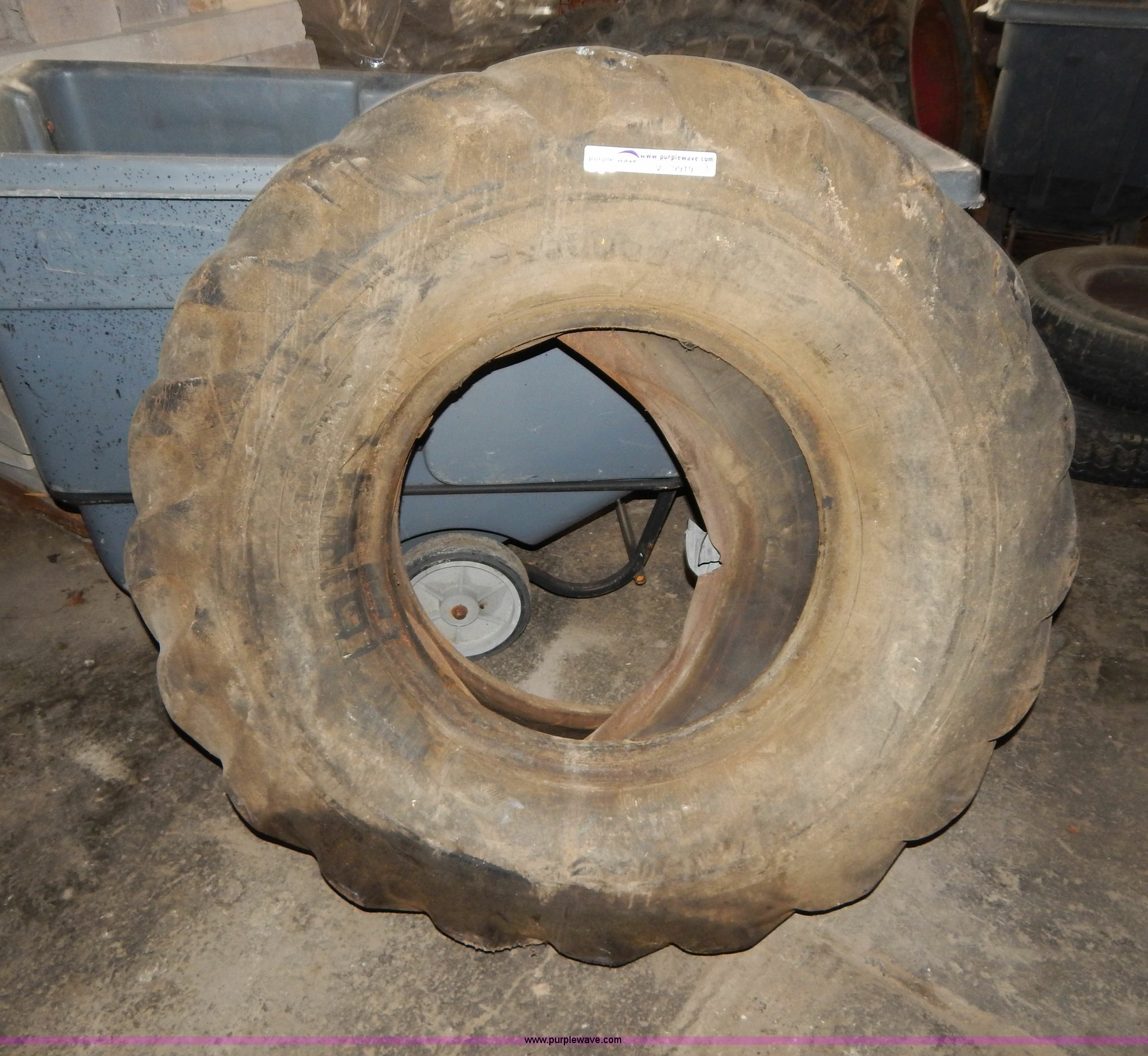 1429 motor grader tire in Kansas City, MO Item V9919 sold Purple Wave