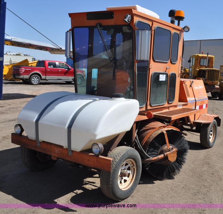 image for item G6001 1997 Broce Broom RC-300 broom