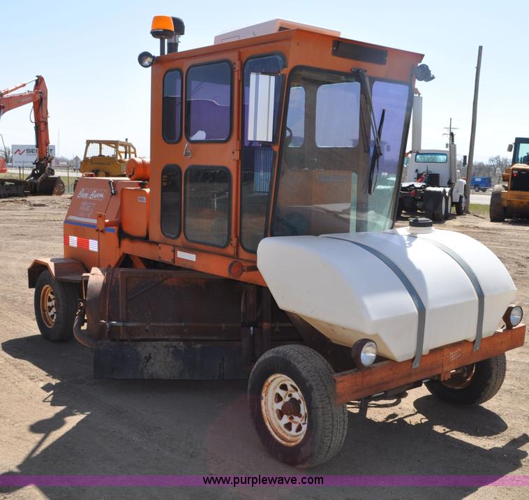 image for item G6001 1997 Broce Broom RC-300 broom