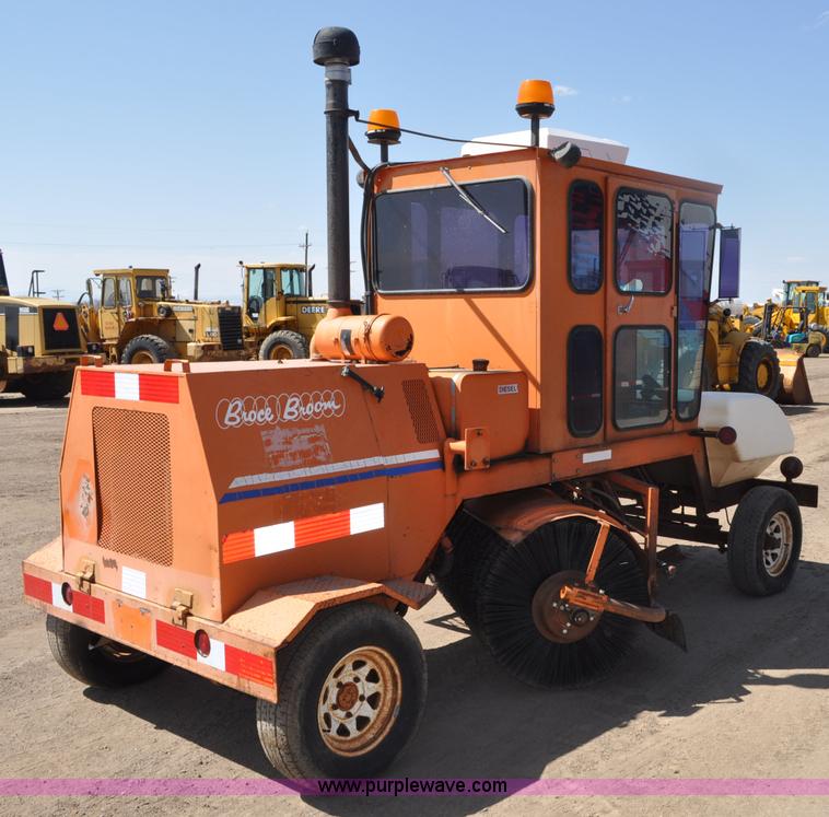 image for item G6001 1997 Broce Broom RC-300 broom