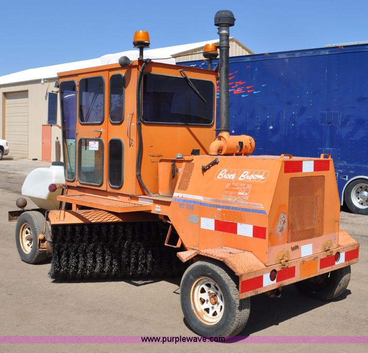 image for item G6001 1997 Broce Broom RC-300 broom