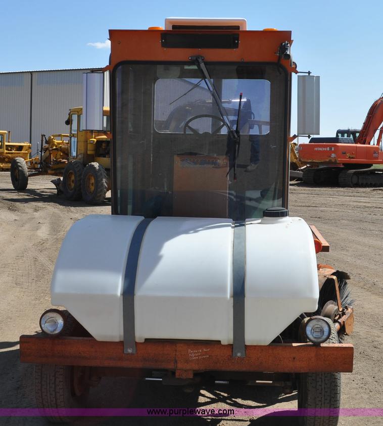 image for item G6001 1997 Broce Broom RC-300 broom