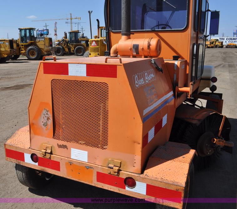 image for item G6001 1997 Broce Broom RC-300 broom