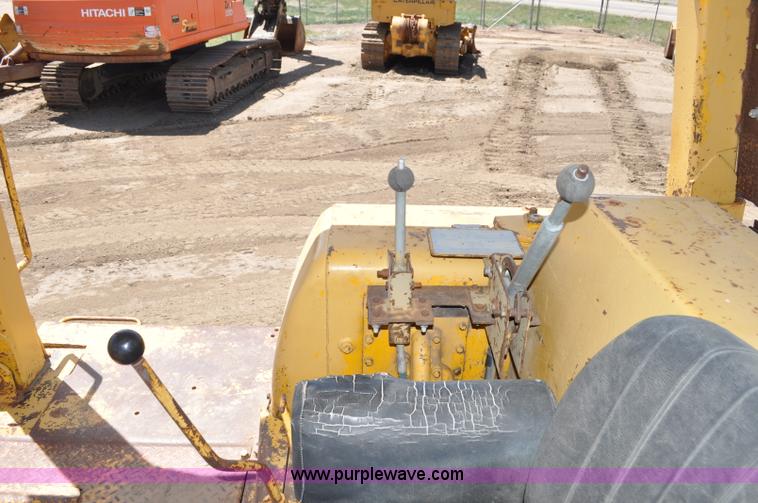 image for item G6006 1970 Caterpillar D8H dozer