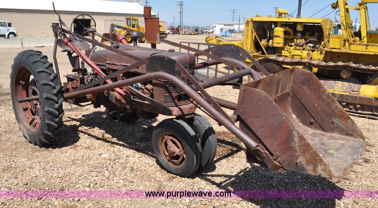 image for item G6014 1940 Farmall H tractor