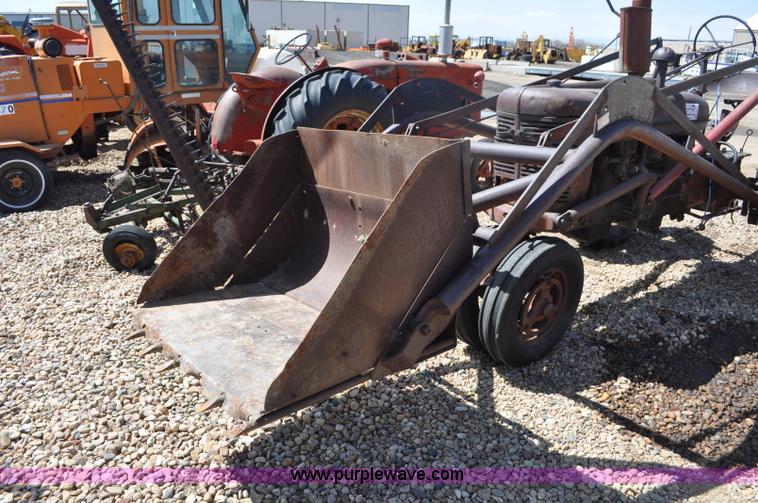 image for item G6014 1940 Farmall H tractor