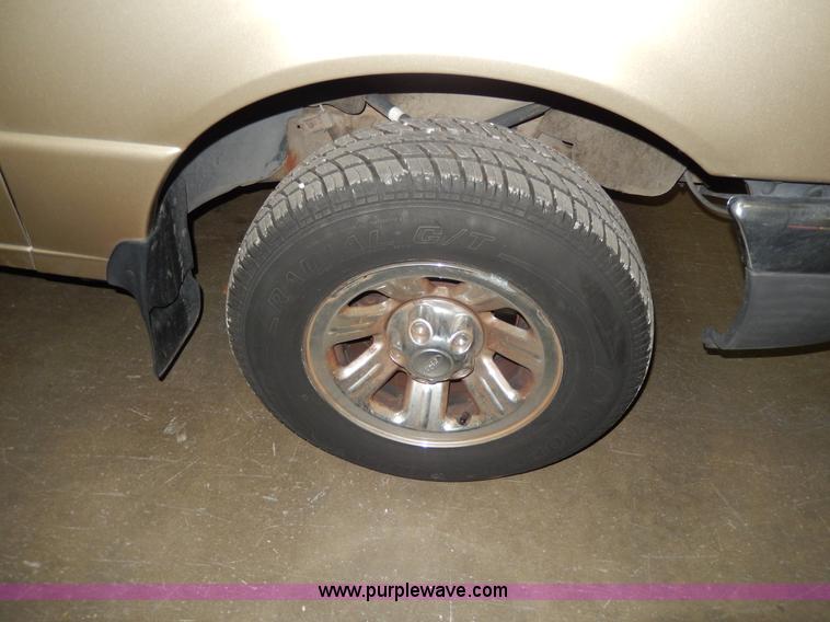 image for item D8129 2002 Ford Ranger XLT SuperCab pickup truck