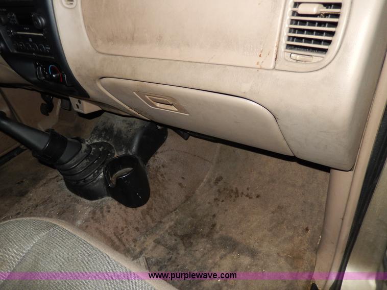 image for item D8129 2002 Ford Ranger XLT SuperCab pickup truck