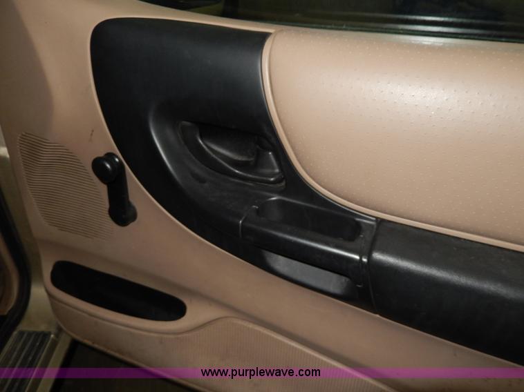 image for item D8129 2002 Ford Ranger XLT SuperCab pickup truck