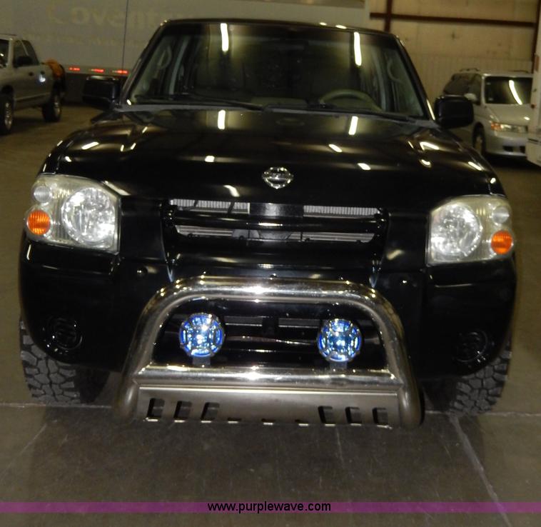 image for item D8130 2002 Nissan Frontier XE Crew Cab pickup truck