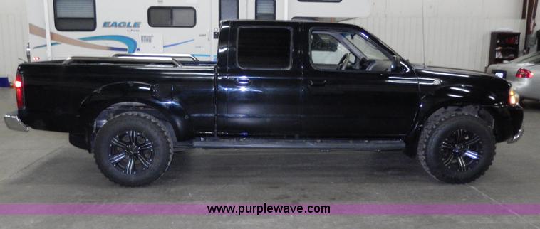 image for item D8130 2002 Nissan Frontier XE Crew Cab pickup truck