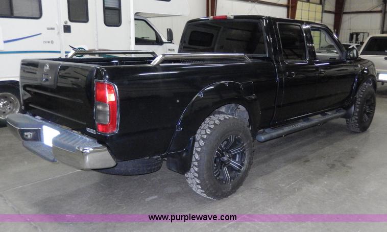 image for item D8130 2002 Nissan Frontier XE Crew Cab pickup truck