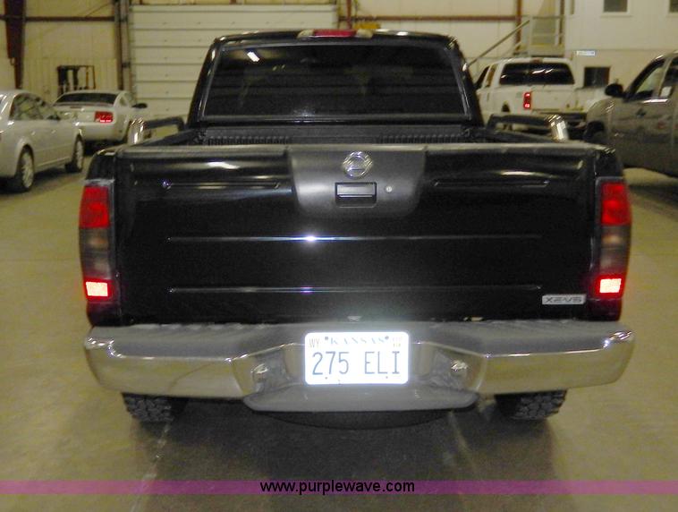 image for item D8130 2002 Nissan Frontier XE Crew Cab pickup truck