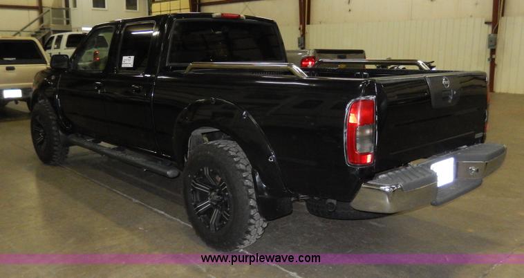 image for item D8130 2002 Nissan Frontier XE Crew Cab pickup truck