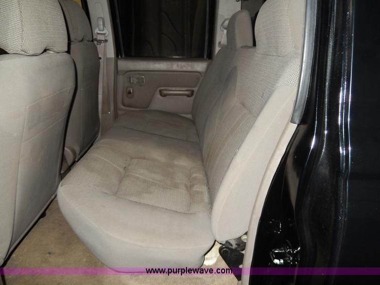 image for item D8130 2002 Nissan Frontier XE Crew Cab pickup truck