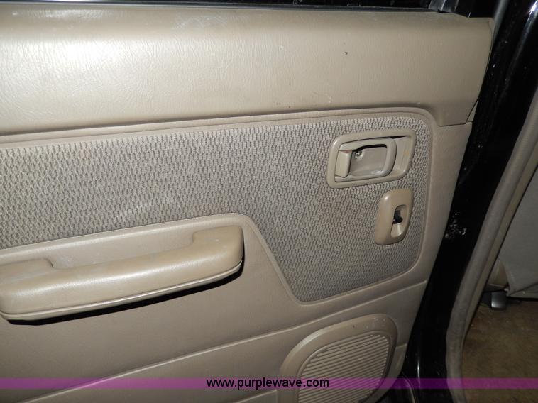 image for item D8130 2002 Nissan Frontier XE Crew Cab pickup truck