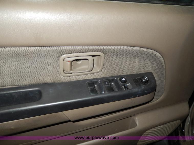 image for item D8130 2002 Nissan Frontier XE Crew Cab pickup truck