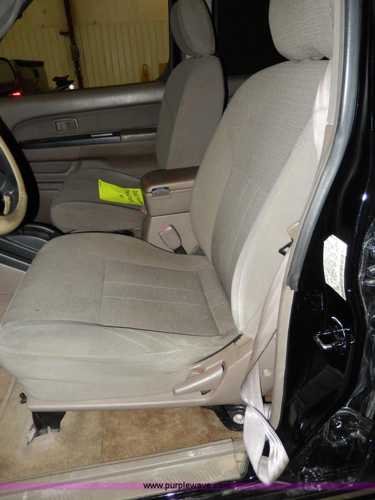 image for item D8130 2002 Nissan Frontier XE Crew Cab pickup truck