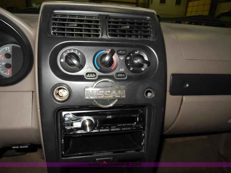 image for item D8130 2002 Nissan Frontier XE Crew Cab pickup truck