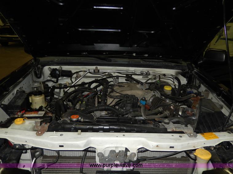 image for item D8130 2002 Nissan Frontier XE Crew Cab pickup truck