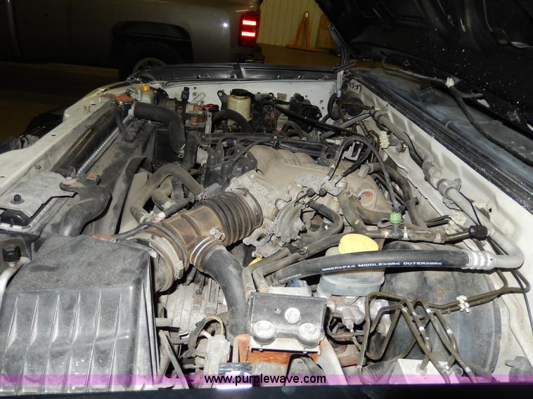 image for item D8130 2002 Nissan Frontier XE Crew Cab pickup truck