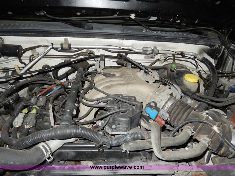 image for item D8130 2002 Nissan Frontier XE Crew Cab pickup truck