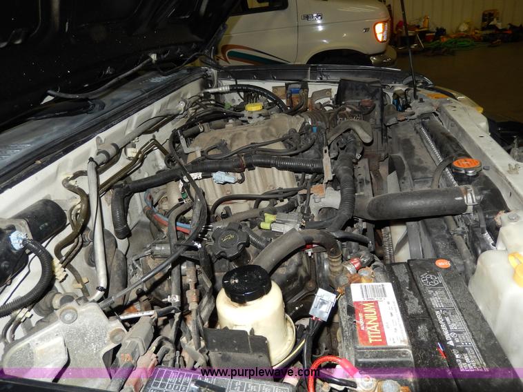 image for item D8130 2002 Nissan Frontier XE Crew Cab pickup truck