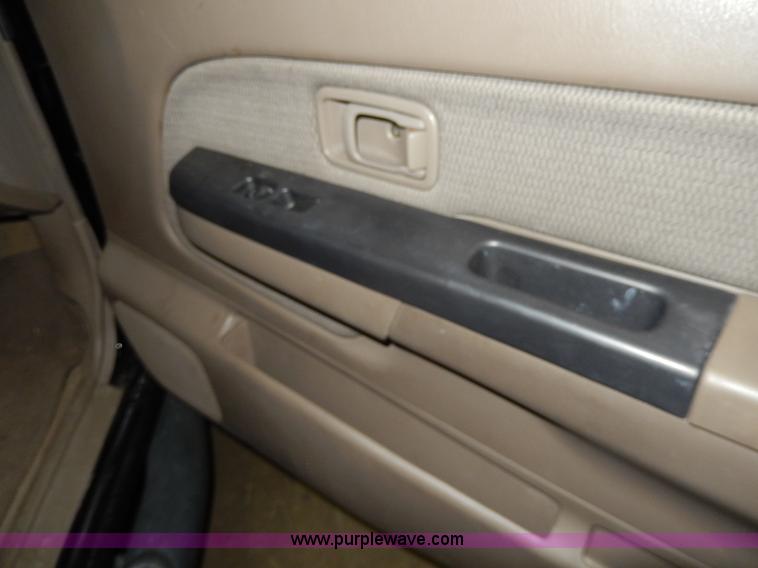 image for item D8130 2002 Nissan Frontier XE Crew Cab pickup truck