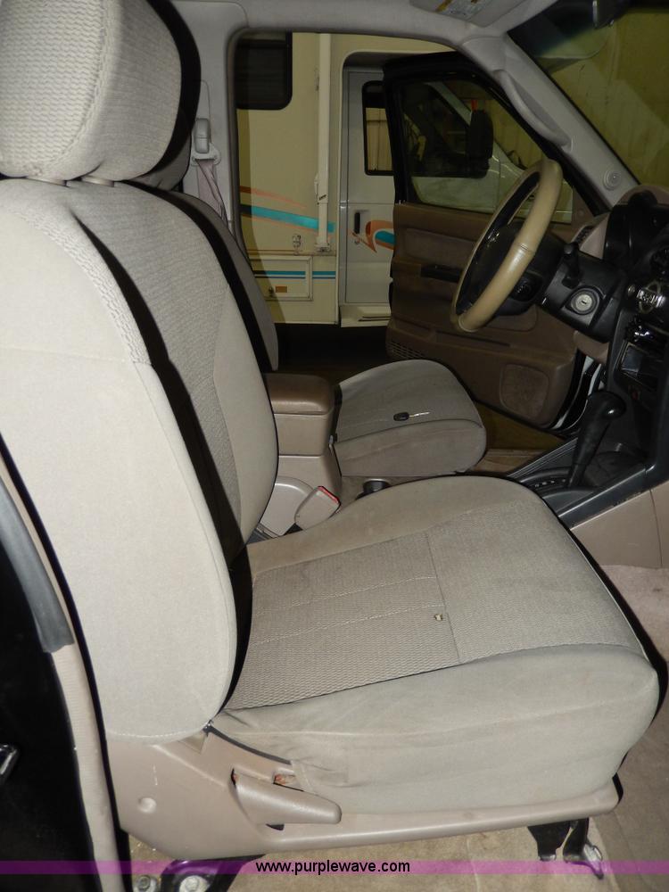 image for item D8130 2002 Nissan Frontier XE Crew Cab pickup truck