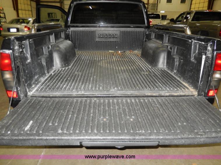 image for item D8130 2002 Nissan Frontier XE Crew Cab pickup truck