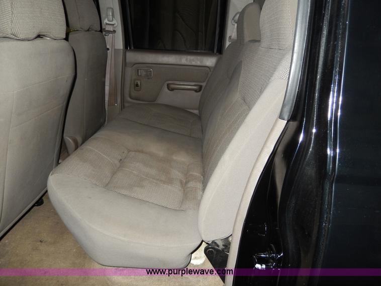 image for item D8130 2002 Nissan Frontier XE Crew Cab pickup truck