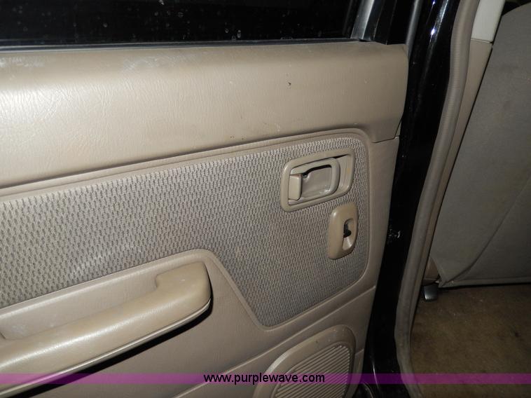 image for item D8130 2002 Nissan Frontier XE Crew Cab pickup truck